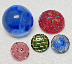 5 Vint Colored Glass Buttons Lrg Blue Ball Jadite Green Gold Red w Color... - $230.76 MXN