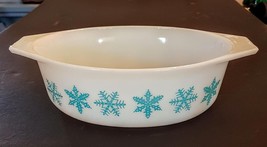 Pyrex Open Casserole Bowl 043 White w/ Blue Snowflakes 1 1/2 Qt Oval Baking Dish - $29.62