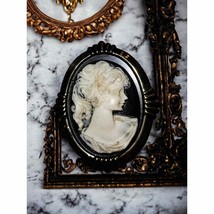 Gorgeous black and white Cameo brooch - £28.48 GBP