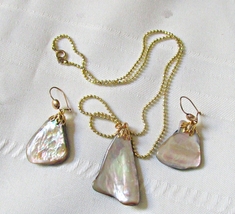 Vintage Mother of Pearl Pendant Necklace &amp; Earring Set  - £7.04 GBP