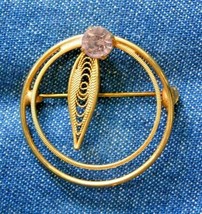 Pale Pink Rhinestone Gold-tone Filigree Leaf Circle Brooch 1960s vintage 1 1/4&quot; - £10.18 GBP