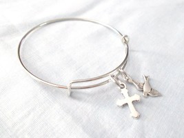 NEW DOUBLE CHARM CROSS &amp; DOVE CHARMS ON SILVER ADJUSTABLE BANGLE BRACELET - $128.44 MXN
