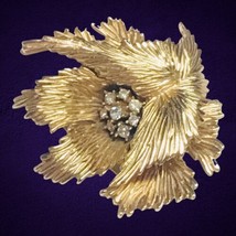 Rare crown Trifari texture gold tone leaves brooch - £152.52 GBP