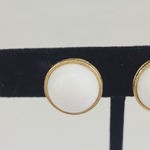 VINTAGE MONET WHITE AND GOLD TONE ROUND CLIP-ON EARRINGS CLASSIC SIMPLE  - £7.48 GBP