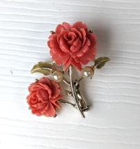 VINTAGE Gold Tone Faux Coral Peach Pink Celluloid Double Rose pearl pin ... - $14.84