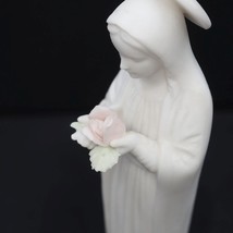 Capodimonte Porcellana Religioso Statua Di Vergine Maria Holding Rosa Fiore - $157.44