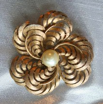 Fabulous Faux Pearl Gold-tone Circle of Plumes Brooch 1960s vintage 2 1/2&quot; - £9.71 GBP