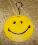 vintage 3 3/8&quot; diameter plastic smiley face keychain in good shape used - £7.96 GBP