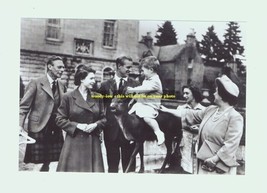 mm133 - Young Queen Elizabeth &amp; family group - print 6x4 - £2.19 GBP