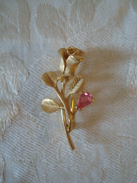 Avon Gold-tone Rose Pin ~ brooch ~ Pink Stone - $4.00