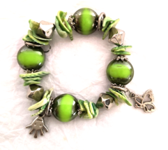 Women&#39;s Jewelry  Stretch Fashion Bracelet Green Shell Beads Silver Tone Charms - £6.35 GBP