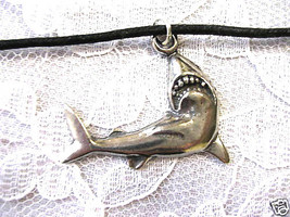 SHARK SWIMMING GREAT WHITE JAWS OCEAN SURF JEWELRY ADJ CORD PEWTER NECKLACE - €7,69 EUR