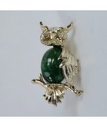 Vintage Jerry&#39;s Green Stone Faux Jade Owl Brooch Pin 1&quot; w/ Rhinestone Eyes - £15.12 GBP