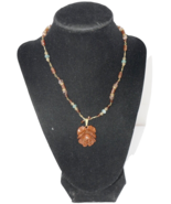 Art Deco Carved Rose Flower Bead Necklace - €52,48 EUR