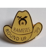 1999 RAMESES ROUND UP METAL LAPEL PIN FRATERNAL WEAR VINTAGE HAT THEME M... - €19,87 EUR