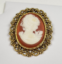 Vtg Art Deco Gold Tone Ivory Colored Cameo Filigree Gold Tone Brooch/Pendent - £25.70 GBP