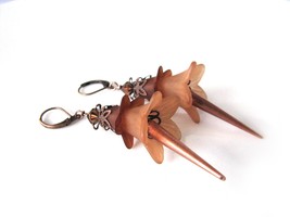 Brown and Antique Copper Finish accents Lucite Flower Earrings on Lever Back Clo - £18.76 GBP