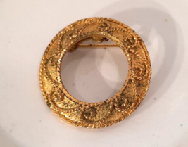 Vintage Mamselle Gold Tone Swirl Circle Wreath Brooch Round - £3.93 GBP