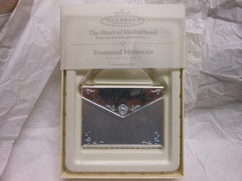 Hallmark Keepsake &quot;Heart Of Motherhood - Treasured Memories&quot; 2004 Orname... - $240.83 MXN