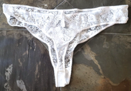 Size 4X Frederick&#39;s of Hollywood Josilyn Sheer Lace Scalloped Edge Keyhole Thong - £11.68 GBP
