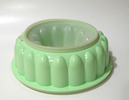 Tupperware 3 Piece Mint Green Jello-Ring Jello Gelatin Mold w /Lid - £6.16 GBP
