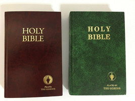 2 HOLY BIBLE placed by the Gideons 1985 Green 2013 Red Old and New Testa... - £14.04 GBP