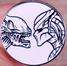 Alien Head Facing Predator Head Art Image Enamel Metal Pin AVP Movie NEW UNUSED - £6.11 GBP