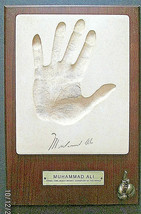 MUHAMMAD ALI (ORIGINAL VINTAGE AUTOGRAPH PLAQUE) HAND PRINT PLAQUE (WOW) - £553.94 GBP