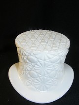 Vintage Milk Glass Top Hat Vase Button &amp; Daisy Pattern Fenton 13a - $368.72 MXN