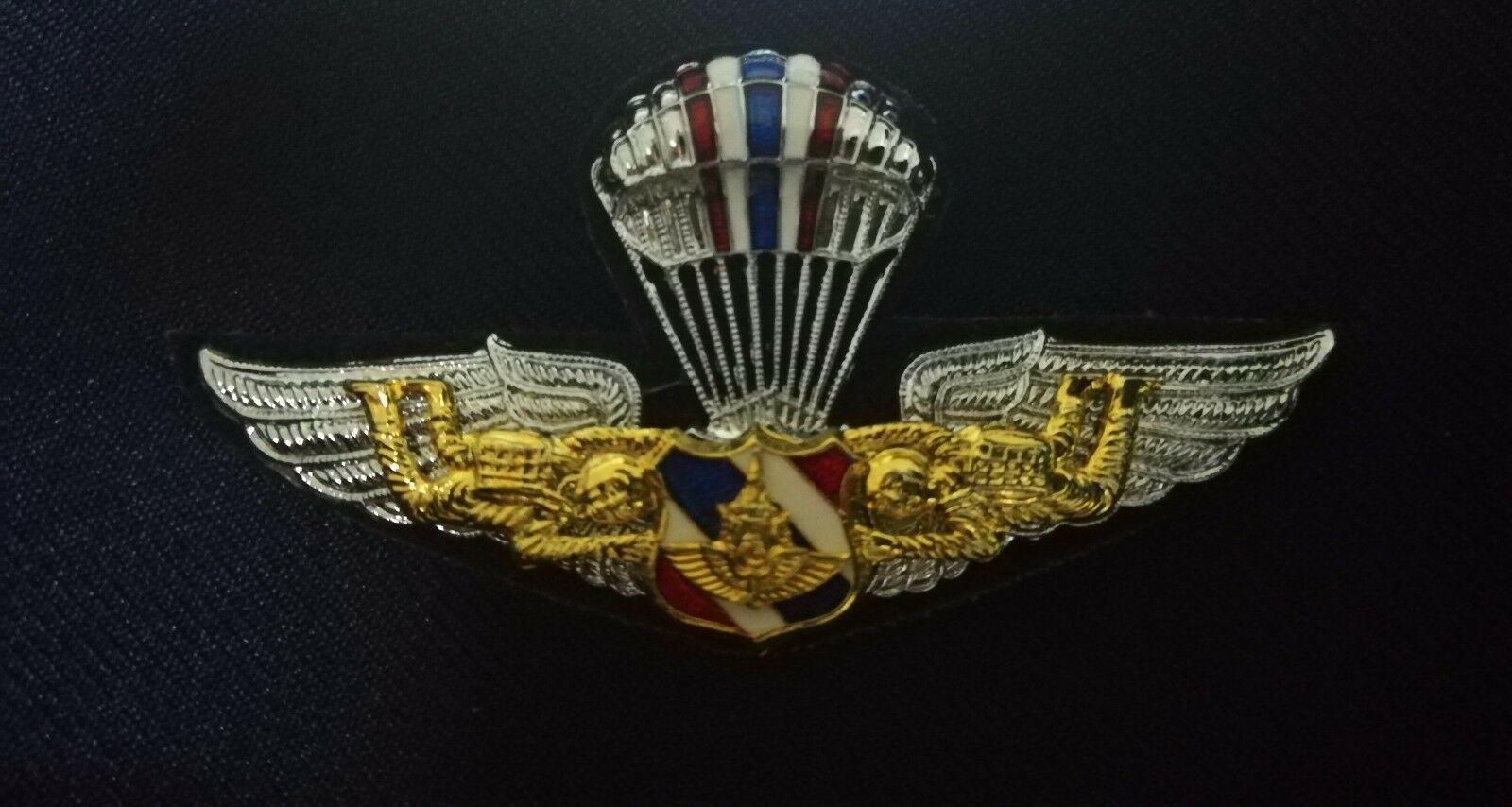 Thailand airforce parawing pin metal small - $6.80