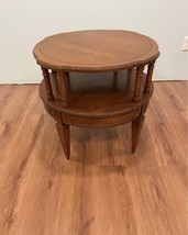 Vintage Round Wood Side Table By Mersman - $1,399.41 MXN