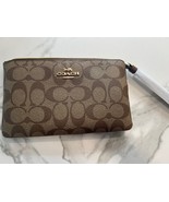 New Coach Large Corner Zip Wristlet Signature Canvas CS438 IM/Khaki Saddle - $1,236.41 MXN