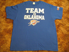 Men&#39;s T Shirt Okc (Oklahoma City Thunder) &quot;Team Is Oklahoma&quot; Size: Xl [Y63g] - £11.46 GBP