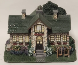 Thomas Kinkade Hawthorne Village Lamplight Village School A8599 Illuminates 2001 - $39.59