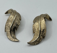 VTG JOMAZ FEATHER TEXTURE LEAF GOLD TONE OPEN CLIP ON EARRINGS - £19.78 GBP