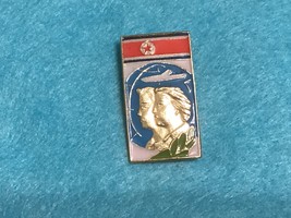Vintage Korea Propaganda Badge Pin (DPRK) - $372.63 MXN