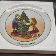 Avon Christmas Plate 1982 Second Edition &quot;Christmas Memories&quot; - £9.30 GBP