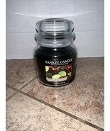 YANKEE CANDLE PINECONE &amp; LIME MEDIUM CANDLE 14.5 Oz - $558.42 MXN