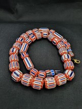 Bellissima collana vintage di perle blu in vetro chevron Trade - $72.88