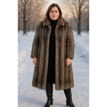 Vintage Alaskan Custom Furs 52&quot; Natural Raccoon Coat w/ Dior Lining &amp; Ap... - $93,155.53 MXN