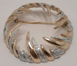 Sarah Coventry Fire &amp; Ice Round Brooch Two Tone Gold Silver Pin 2&quot; Vintage - £10.30 GBP