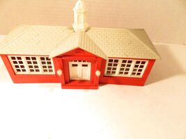 0/027 BUILDING - VINTAGE PLASTICVILLE SCHOOL HOUSE KIT - GLUED- GOOD- SH - $7.69 CAD