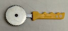 Vtg 60&#39;s Travco Hippie Daisy Flowers Yellow Kitchen Utensil Dough Pastry Cutter - £11.87 GBP