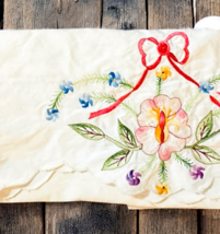 Set of 2 Vtg Embroidered Floral Linen Pillowcase Covers Dainty Scalloped Edge image 8