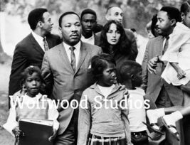 Martin Luther King Jr &amp; Joan Baez escort children to new Integrated Scho... - $8.70