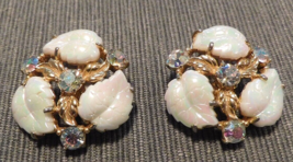 Schiaparelli Iridescent White Carved Leaf &amp; Ab Rhinestone Earrings Gold Tone Vtg - £239.72 GBP