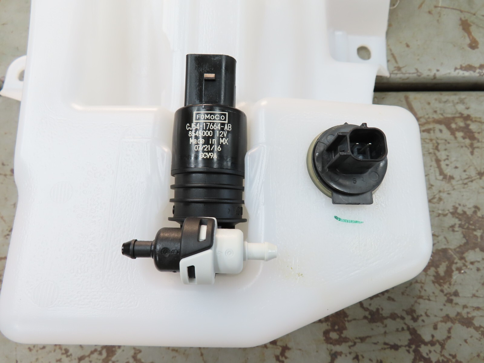 Ford EJ7Z-17618-A Windshield Washer Fluid Reservoir May Not Get Factory Box - $67.71