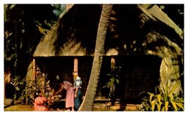 Palace yard of ancient grass hut  in Kailua Kona Hawaii Postcard - £5.39 GBP