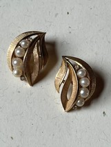 Vintage Trifari Signed Goldtone Leaves w Line of Faux Pearl Beads Clip Earrings  - £10.23 GBP