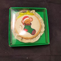 NOS 1985 GIFTCO Wood &amp; Fabric Embroidery Hoop Mouse Stocking Christmas Ornament - £4.70 GBP